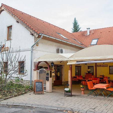 Hotel Turul Etterem Es Panzio Kaposvár Zewnętrze zdjęcie