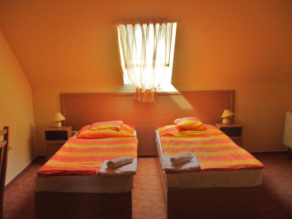 Hotel Turul Etterem Es Panzio Kaposvár Zewnętrze zdjęcie