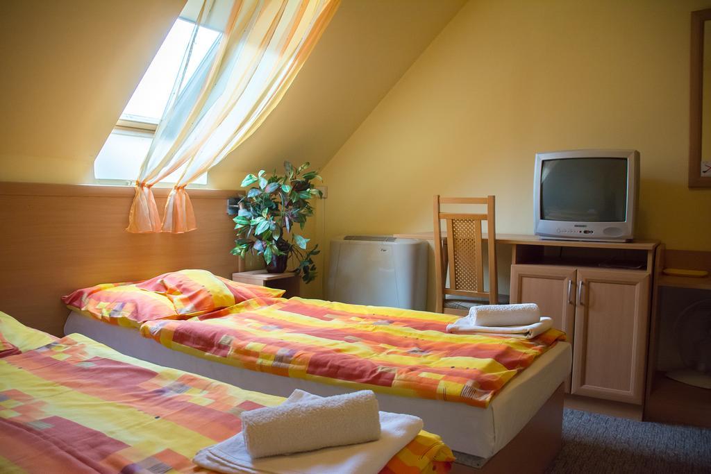 Hotel Turul Etterem Es Panzio Kaposvár Zewnętrze zdjęcie